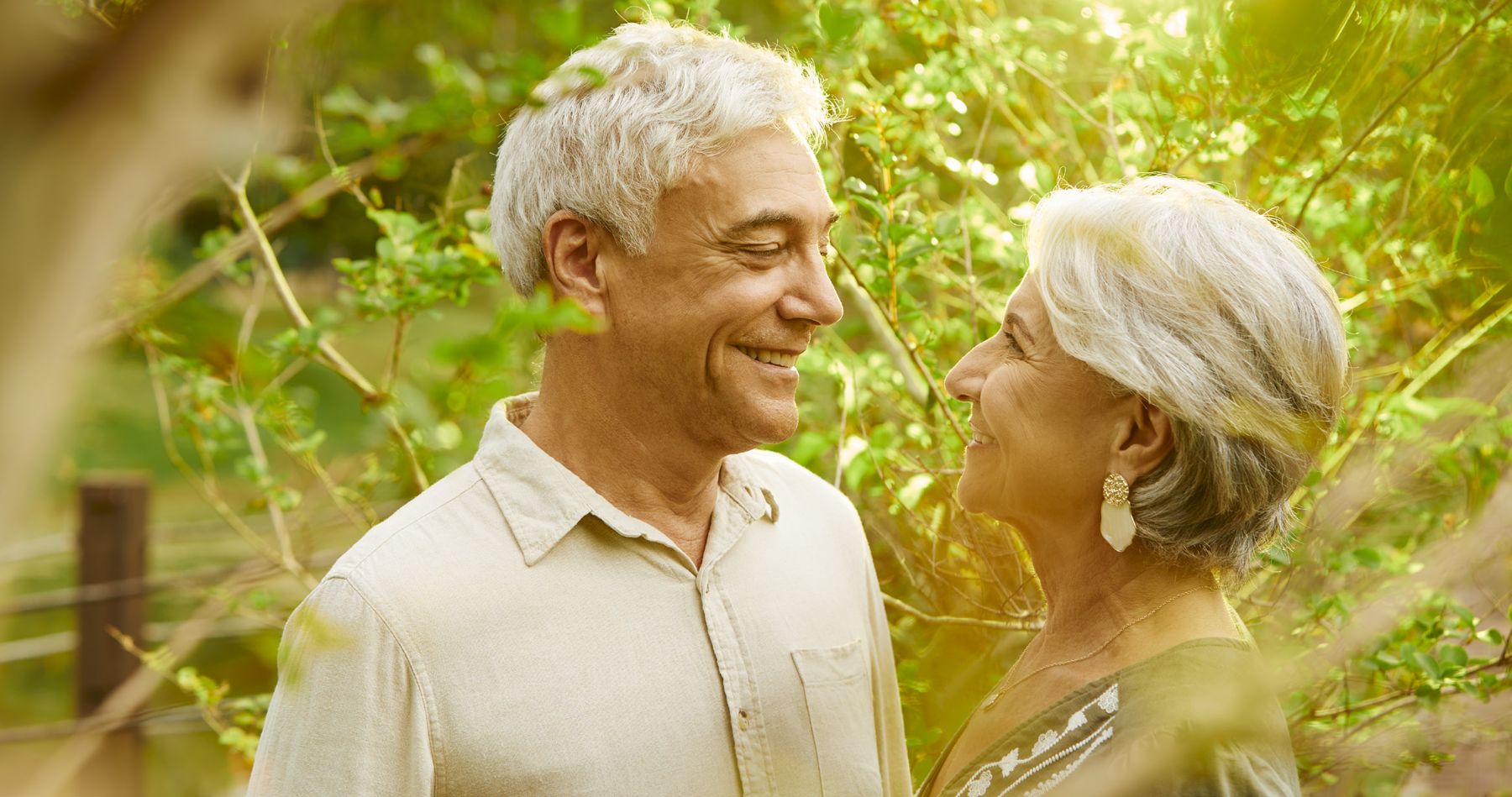 Casal no jardim