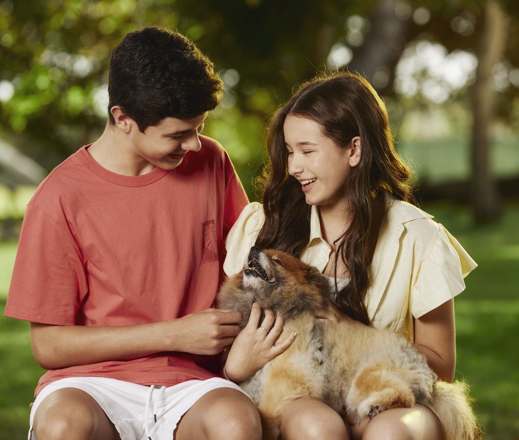 Jovens com cachorro