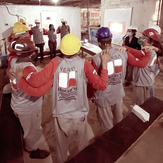 Equipe Record em obra